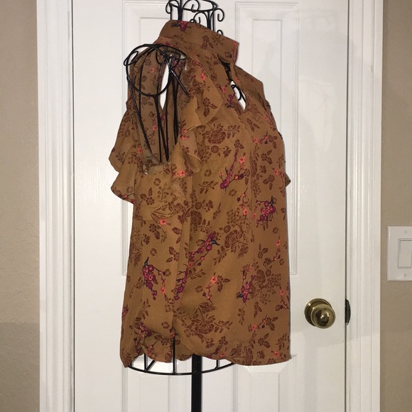 Off-shoulder Floral Blouse - Picture 2 of 7